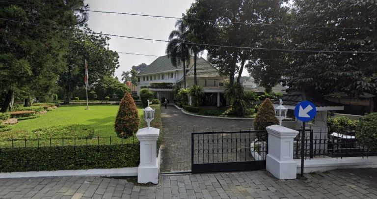 Anies isoliasi mandiri di rumah tua berusia ratusan tahun. Foto: Instagram, GoogleMap | Edit: Hops.id