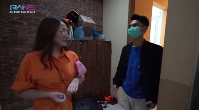 Dimas 'kembaran' Raffi Ahmad pamit pindah kos ke Nagita Slavina. (YouTube/Rans Entertainment)