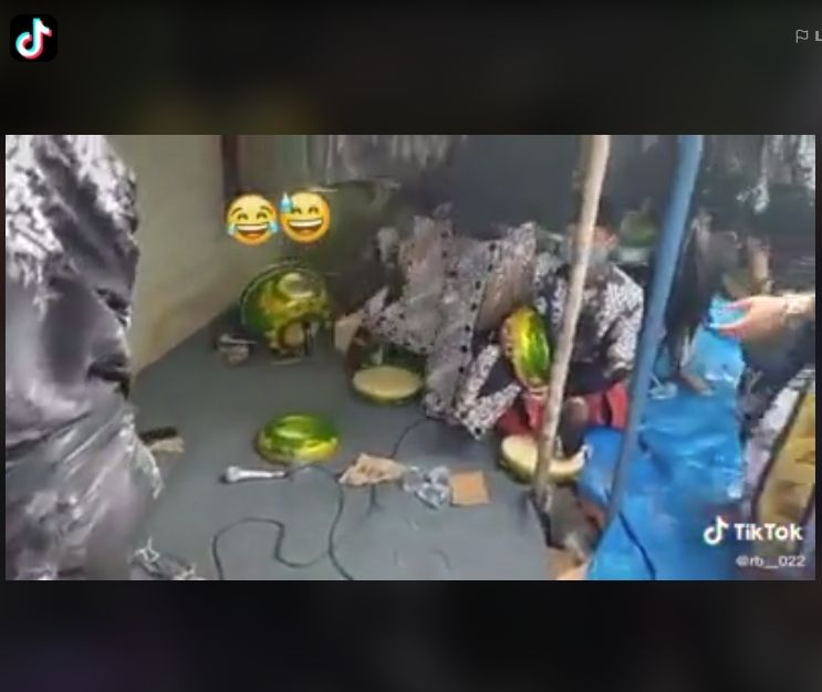 Video Pemain Hadroh Kesetrum Berjemaah. (TikTok/rb__022)