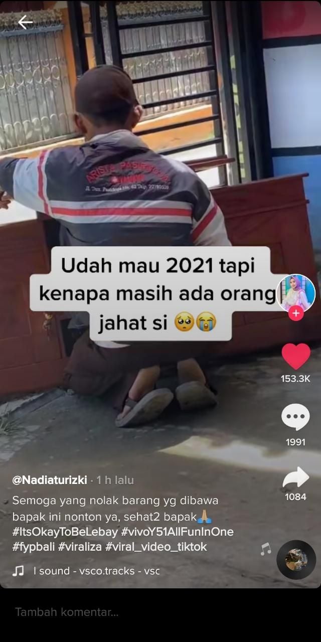 Bapak ini menggotong meja kayu yang ditolak pemesan (TikTok @nadiatur_rizki)