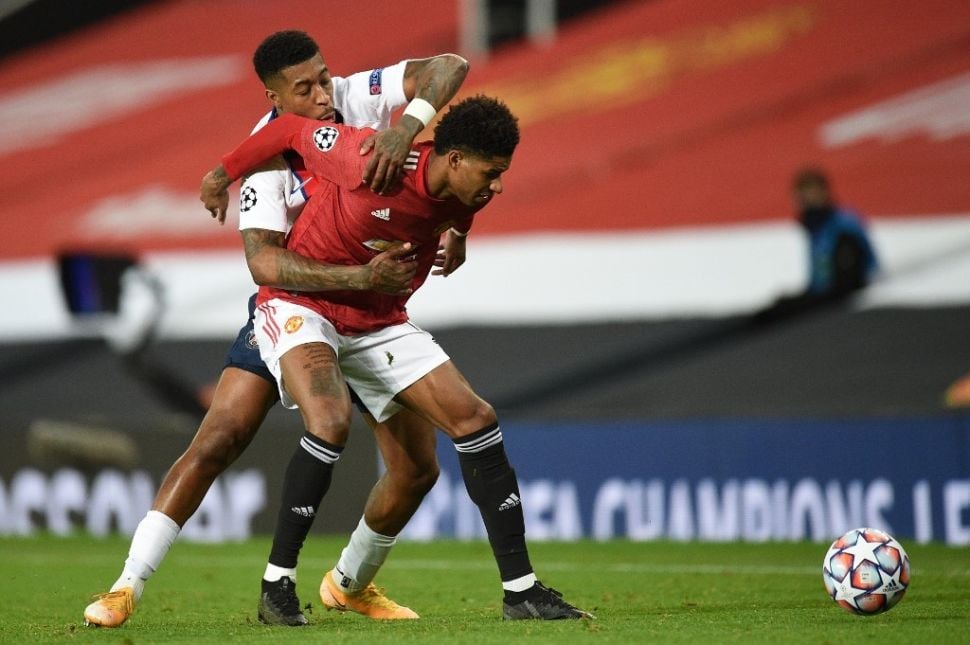 Penyerang Manchester United, Marcus Rashford (kanan) berduel dengan bek PSG, Presnel Kimpembe dalam laga Liga Champions 2020/2021 di Old Trafford, Manchester, Kamis (3/12/2020). [Oli SCARFF / AFP]
