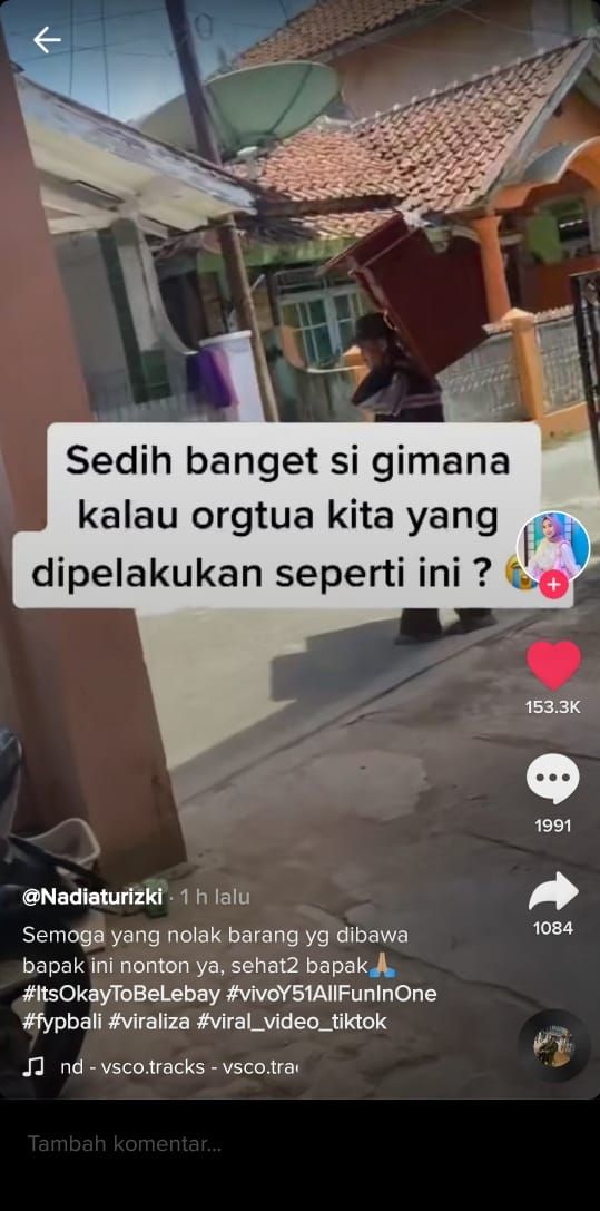 Bapak ini menggotong meja kayu yang ditolak pemesan (TikTok @nadiatur_rizki)