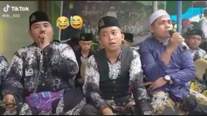 Viral Video Pemain Hadroh Kesetrum Berjamaah (TikTok/rb__022).