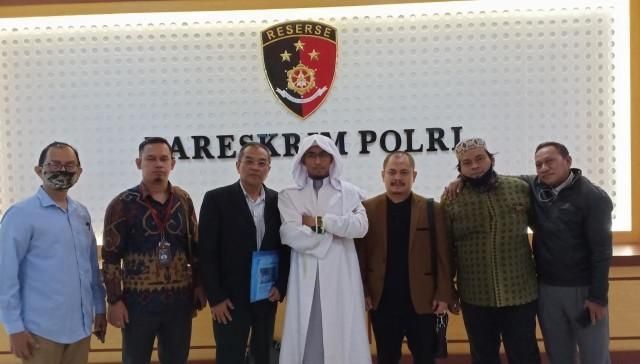 Foto Ustaz Maaher ditangkap polisi dibagikan pengacaranya.