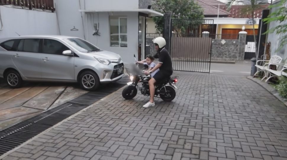 Koleksi motor Desta. (Youtube/Desta Natasha Family)