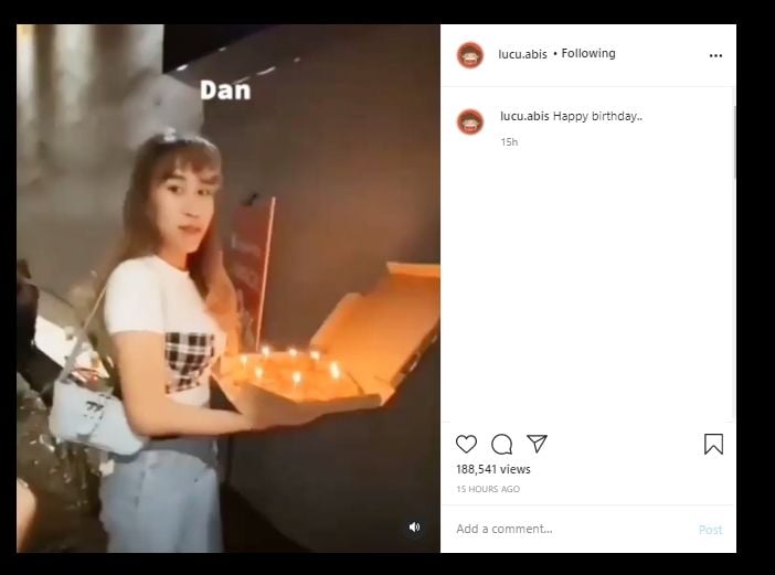 Tak Sadar Rambutnya Terbakar, Video Wanita Kasih Surprise Ultah Ini Viral. (Instagram/@lucu.abis)