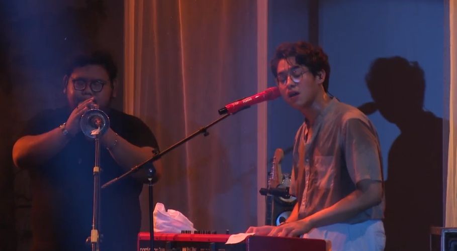 Tampil enerjik, Ardhito Pramono bawakan beberapa lagu andalannya di Good Vibes Festival 2020. (Suarajogja/Arendya)