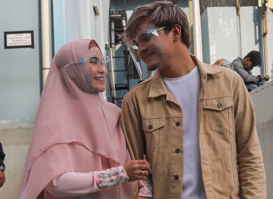 Gaya mesra pasangan selebriti Anisa Rahma dan Anandito Dwis saat ditemui di Kawasan Tendean, Jakarta Selatan, Kamis (3/12). [Suara.com/Alfian Winanto]