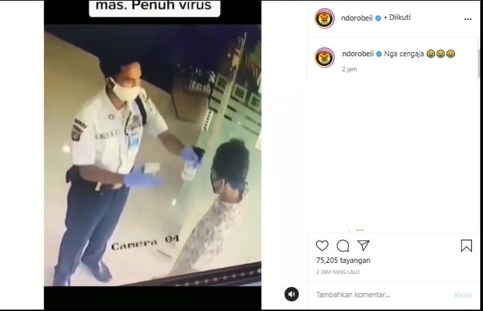 Satpam Gagal Fokus, Semprot Dahi Pemuda Pakai Hand Sanitizer (Instagram/Ndorobeii).