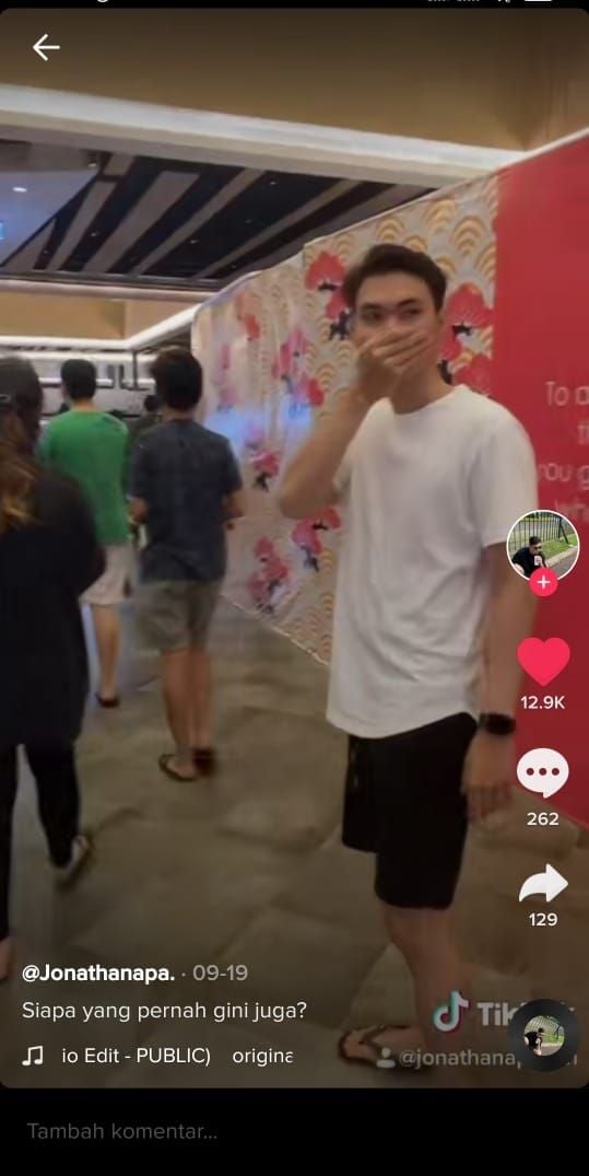 Maskernya ketinggalan, pria ini tutupi mulut dan hidung dengan tangan (TikTok @jonathan.apa)