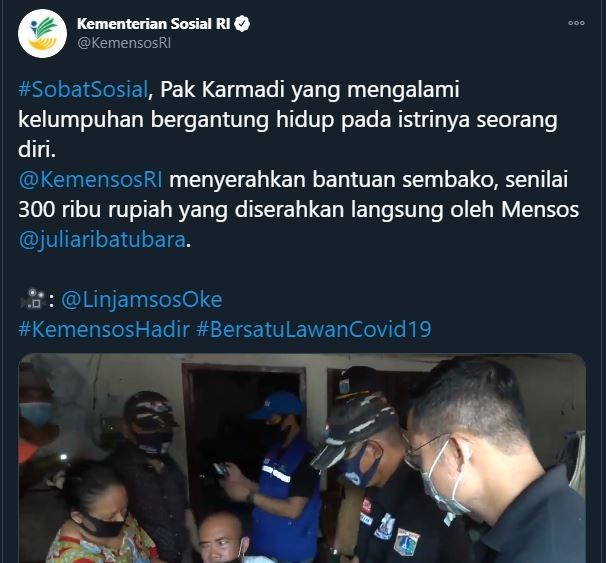 Mensos Juliari saat menyerahkan sembako bansos Rp 300 ribu. (Twitter/@KemensosRI)