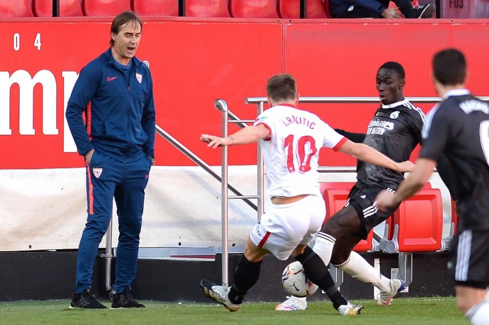 Reaksi pelatih Sevilla, Julen Lopetegui (kiri) pada laga Liga Spanyol 2020/2021 kontra Real Madrid di Estadio Ramon Sanchez Pizjuan, Sabtu (5/12/2020) malam WIB. [CRISTINA QUICLER / AFP]