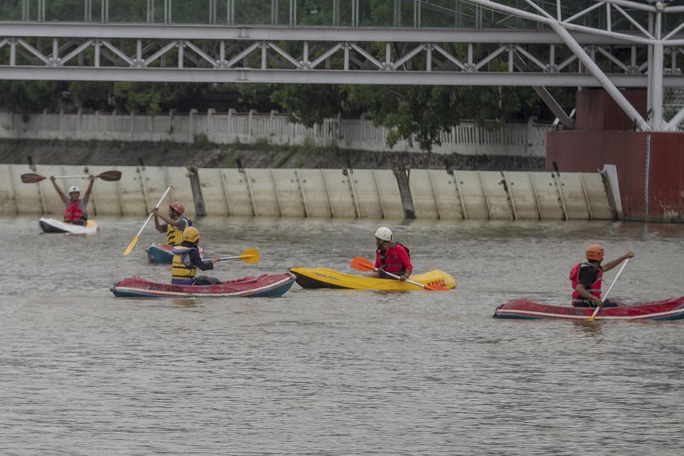 Komunitas Korps Relawan Peduli Sungai (Karsa) Soloraya mengikuti kegiatan Bermain Olahraga Kano Bersama di Bendungan Tirtonadi, Solo, Jawa Tengah, Minggu (6/12/2020). [ANTARA FOTO/Mohammad Ayudha]