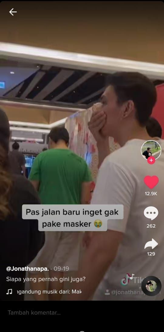 Maskernya ketinggalan, pria ini tutupi mulut dan hidung dengan tangan (TikTok @jonathan.apa)