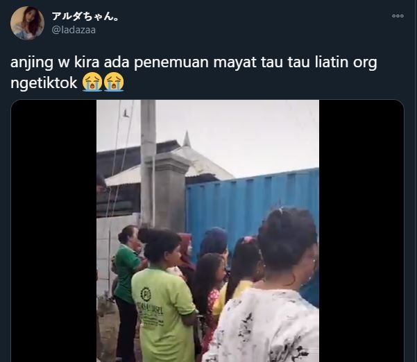 Video kerumunan orang menonton TikTok. (Twitter/@ladazaa)