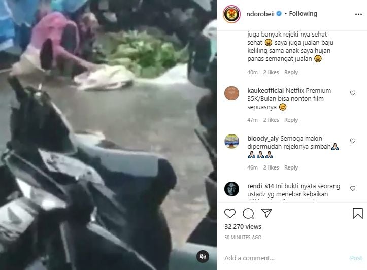 Video ustaz borong dagangan nenek yang kehujanan. (Instagram/ndorobeii)