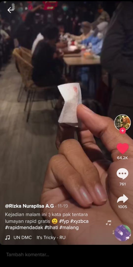 Wanita ini melakukan rapid test mendadak di kafe (TikTok @rizkanuraplisaag)