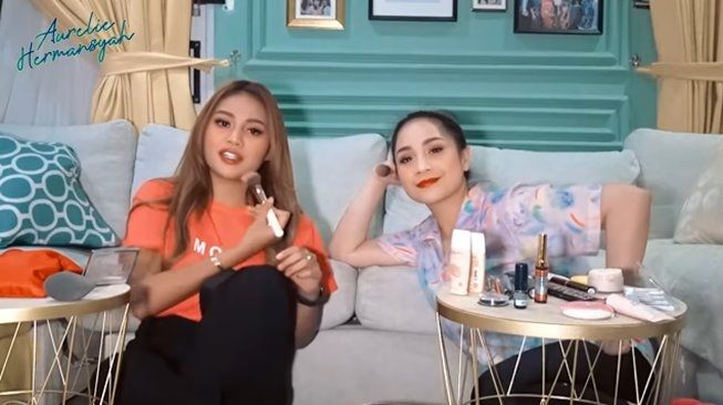 Nagita Slavina pakai produk makeup murah. (YouTube/Aurelie Hermansyah)