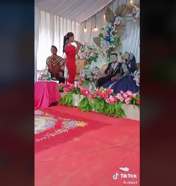 Bikin Geram, Biduan Malah Duduk di Pangkuan Pengantin Pria (tiktok.com/@cibey4)