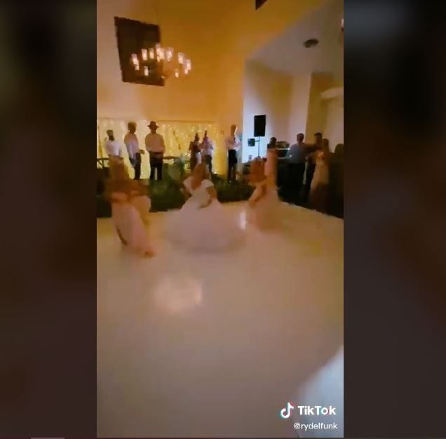 Heboh Pengantin Wanita Lakukan Tarian Nakal di Pernikahan (tiktok.com/@rydelfunk)