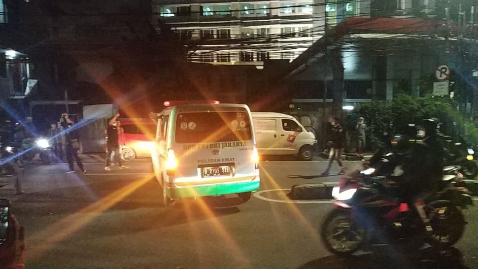 Ambulans yang membawa jasad enam orang laskar Front Pembela Islam (FPI) tiba di kediaman pimpinannya, Habib Rizieq Shihab, Jalan Petamburan, Tanah Abang, Jakarta Pusat sekitar pukul 20.45 WIB. Mereka disambut antusias oleh para simpatisan FPI. [Suara.com/Fakhri Fuadi]