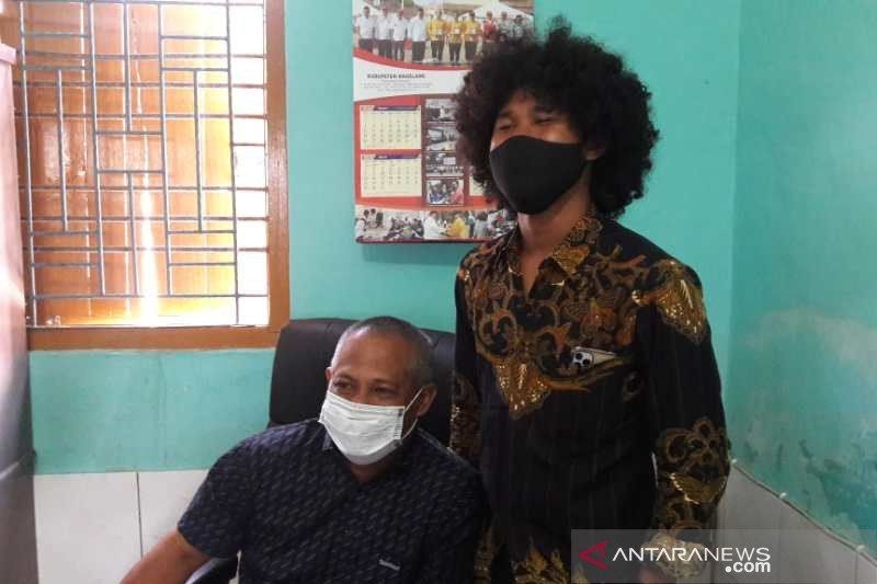 Pemain bola Amiruddin Bagus Kahfi Alfikri (kanan) bersama bapaknya Yuni Puji Istiono. (ANTARA/Heru Suyitno)