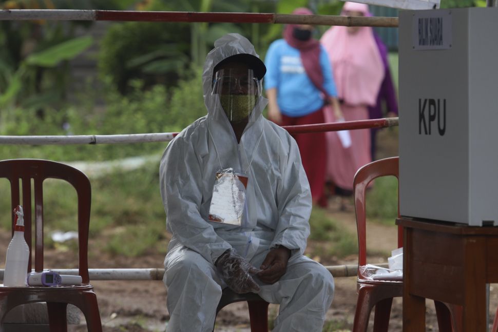 Jemput Suara Pasien Isolasi, Panitia Pilkada 2020 Bekerja Bertaruh Nyawa