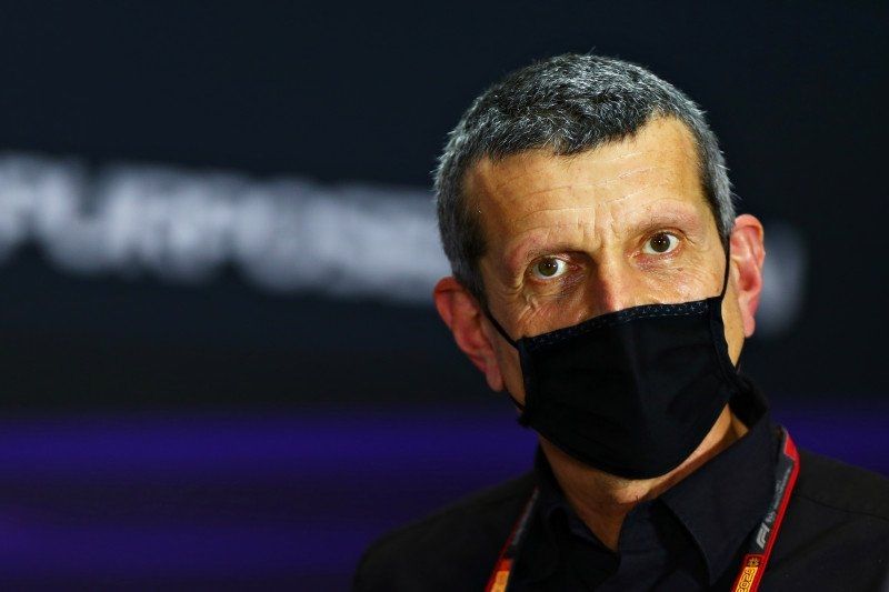 Kepala tim Haas Guenther Steiner di sesi jumpa pers Grand Prix Sakhir, Sirkuit Internasional Bahrain. (4/12/2020) (FIA/HO via Reuters)