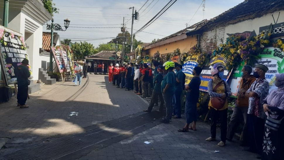 Suasana jelang pemakaman GRAy Prabukusumo yang akan dimakamkan di makam keluarga Keraton Yogyakarta di Kotagede, Rabu (9/12/2020). [Kontributor / Putu Ayu Palupi]