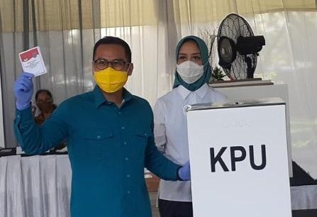 Calon Wakil Wali Kota Tangsel nomor urut 3 Pilar Saga Ichsan bersama istrinya mencoblos di TPS 24 Sutera Narada, Pakulonan, Serpong Utara, Rabu (9/12/2020). [Suara.com/Wivy]