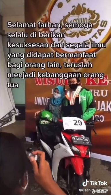 Potret Haru Driver Ojol Wisuda Drive Thru Bareng Sang Ibu (TikTok).