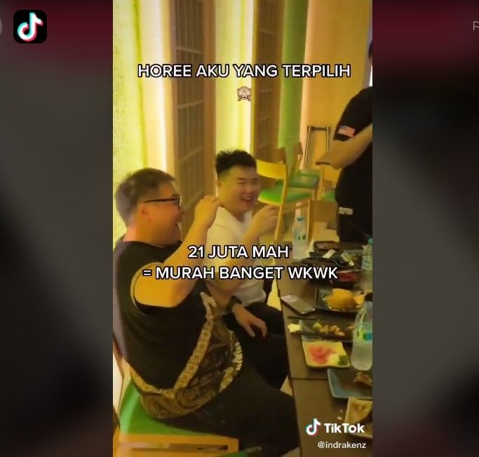 Crazy rich rebutan bayar tagihan resto Rp 21 juta (tiktok/indrakenz)