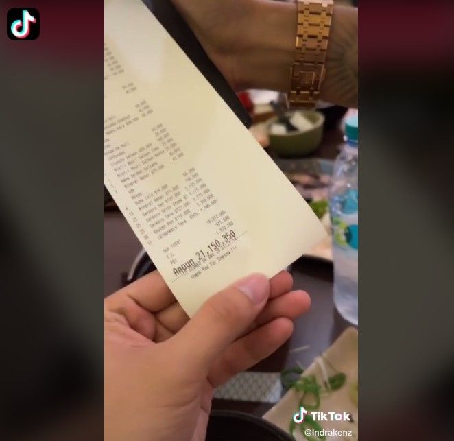 Crazy rich rebutan bayar tagihan resto Rp 21 juta (tiktok/indrakenz)