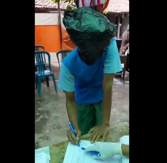 Viral video bapak-bapak kocak saat ke TPS. (Twitter/@gus_dibyo)