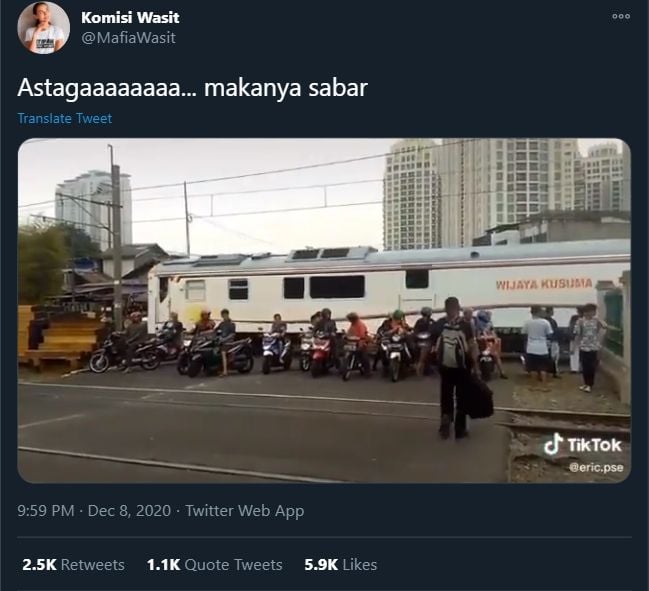 Video Para Pemotor Sabar Menunggu Kereta Lewat, Endingnya Tidak Terduga (Twitter/MafiaWasit).