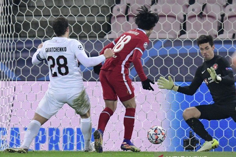 Penyerang Liverpool Takumi Minamino (tengah) mencetak gol ke gawang Midtylland yang belakangan dianulir oleh VAR dalam laga pemungkas Grup D Liga Champions di Stadion MCH Arena, Herning, Denmark, Rabu (9/12/2020) waktu setempat.(ANTARA/REUTERS/BO AMSTRUP)