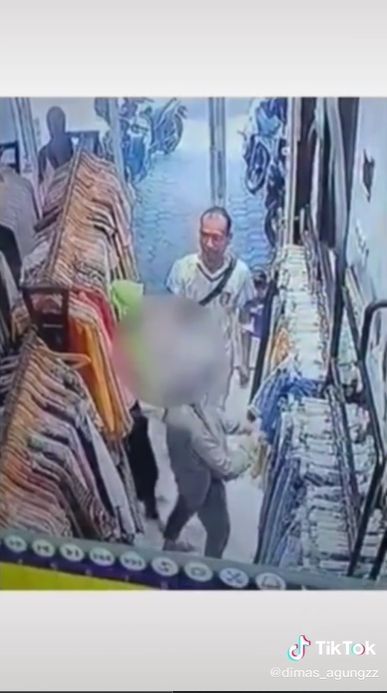 Viral Begal Payudara Perempuan Berhijab Di Toko Pakaian Terekam Cctv 9692