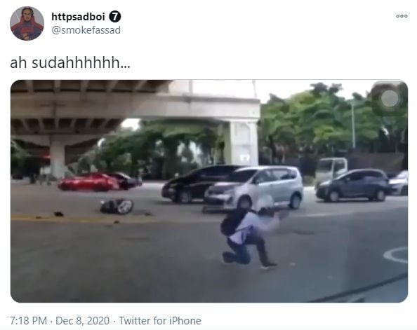 Video pria pasang kuda-kuda usai tertabrak mobil. (Twitter/smokefassad)