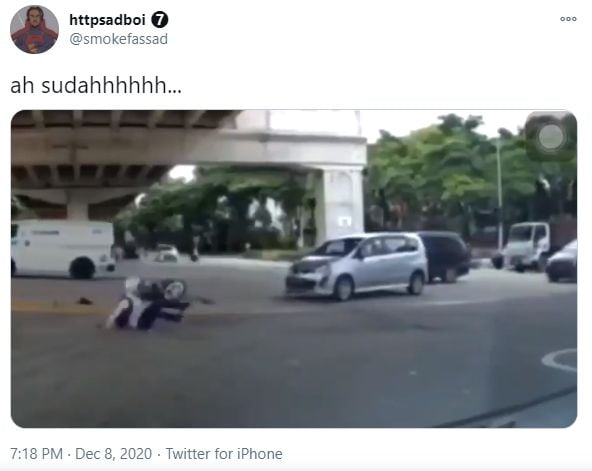 Video pria pasang kuda-kuda usai tertabrak mobil. (Twitter/smokefassad)