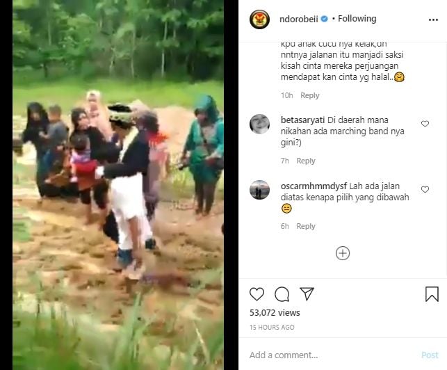 Video mempelai pria digendong gegara jalan becek. (Instagram/ndorobeii)