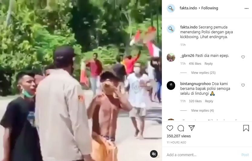 Video pemuda tendang polisi.(Instagram/fakta.indo)