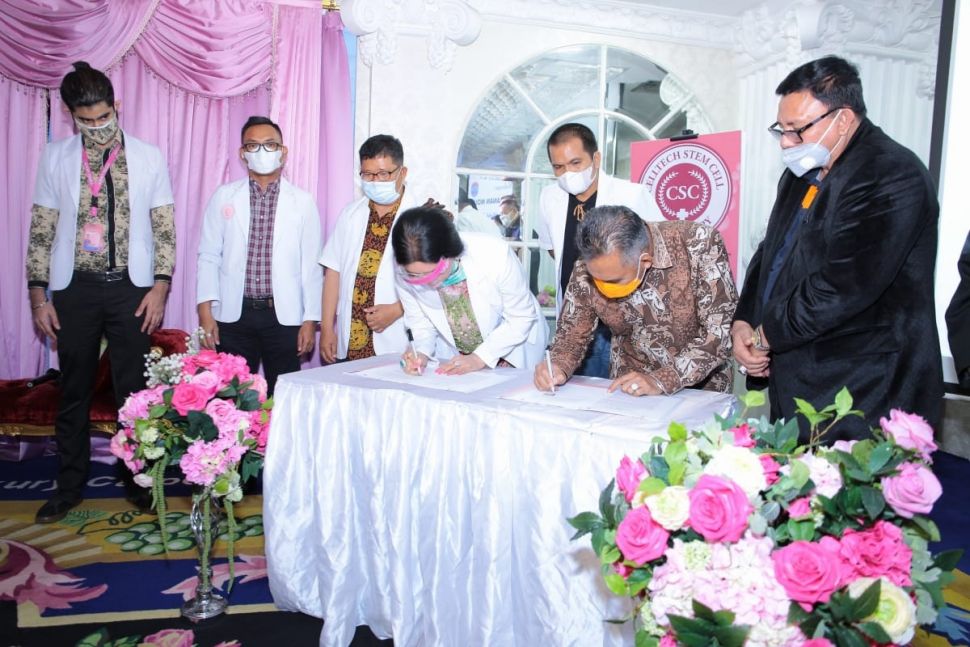 Prof. dr. Deby Vinski melakukan Penandatangan Nota Kesepahaman (MOU) CSC dengan dr. H.Khaerul, M.Kes (Wali Kota Tarakan, Kalimantan Utara) dan Dr. H. AS. Thamrin, MH (Walikota Bau-Bau, Sulawesi Tenggara). (Dok: CSC)