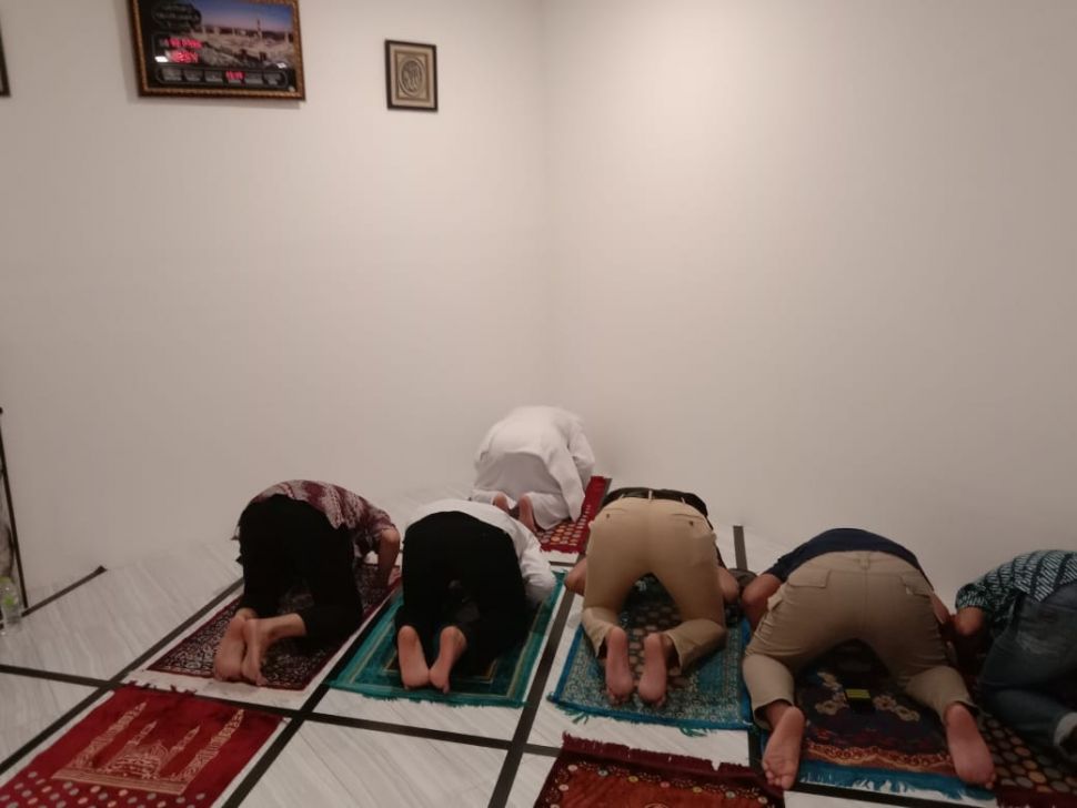 Habib Rizieq Shihab menjadi imam salat penyidik Polda Metro Jaya saat menjalani pemeriksaan sebagai tersangka dalam kasus dugaan pelanggaran protokol kesehatan, Sabtu (12/12/2020) malam. [dokumentasi]