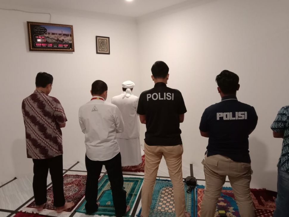 Habib Rizieq Shihab menjadi imam salat penyidik Polda Metro Jaya saat menjalani pemeriksaan sebagai tersangka dalam kasus dugaan pelanggaran protokol kesehatan, Sabtu (12/12/2020) malam. [dokumentasi]