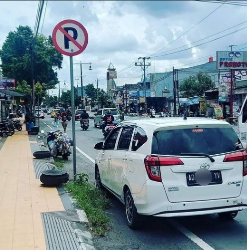 Deretan potret parkir sembarangan yang bikin kesal. (Facebook/Parkir Egois & Ngawur)