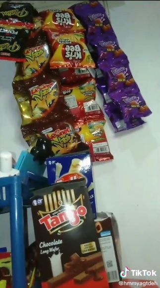 Punya Rak Penuh Makanan di Samping Kasur, Warganet: Mau Buka Warung Hyung? (TikTok/@hmmyagtdeh)