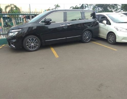Deretan potret parkir sembarangan yang bikin kesal. (Facebook/Parkir Egois & Ngawur)