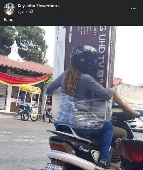 Pemotor bawa TC, caranya jadi sorotan. (Facebook)