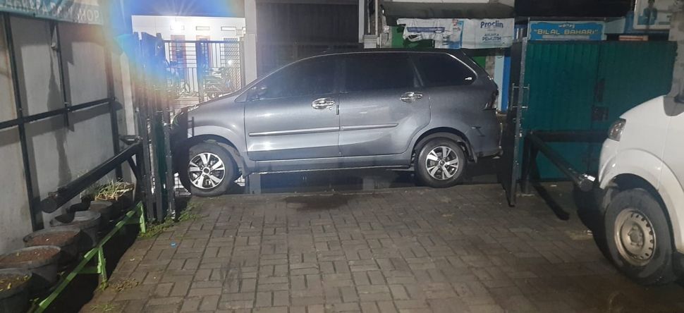 Deretan potret parkir sembarangan yang bikin kesal. (Facebook/Parkir Egois & Ngawur)