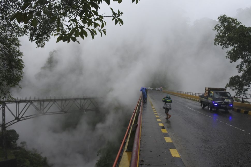 Warga melihat lahar dingin Gunung Semeru di Jembatan Piket Nol, Candipuro, Lumajang, Jawa Timur, Sabtu (12/12/2020). [ANTARA FOTO/Seno]